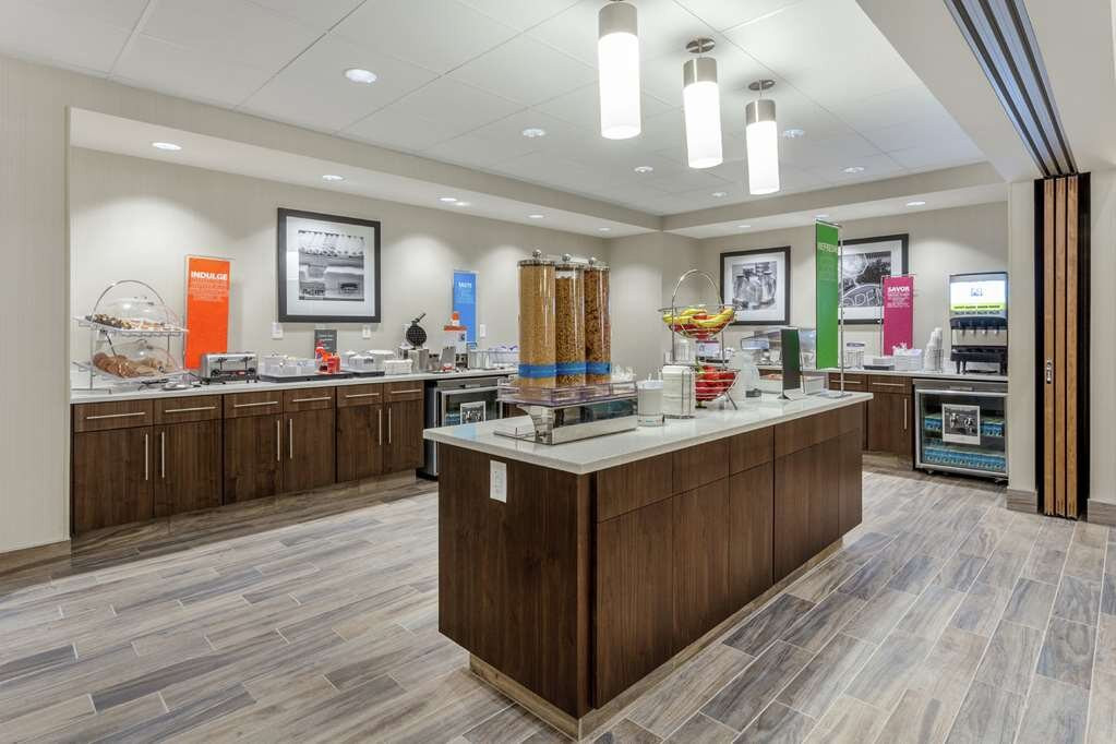 Hampton Inn & Suites By Hilton Burlington主图