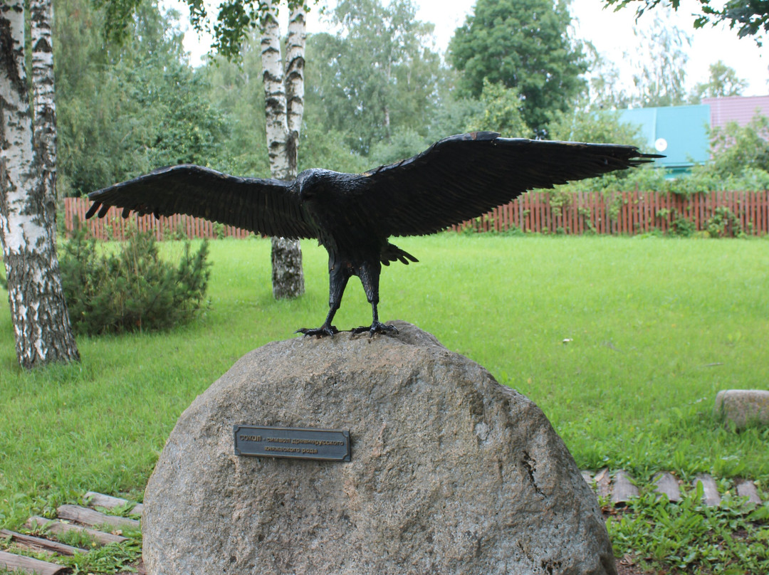 Falcon Sculpture - a symbol of Staraya Ladoga景点图片