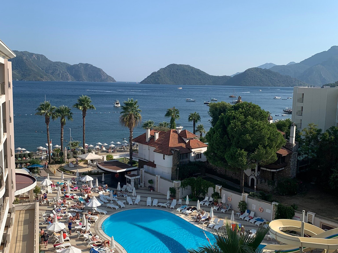 Golden Rock Beach Hotel主图