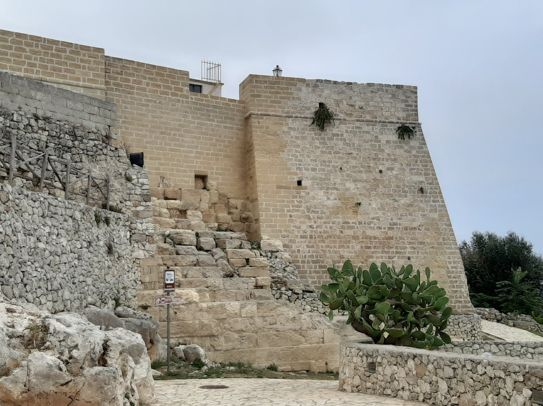 Passeggiata Intorno Alle Mura Messapiche-Castro必去景点