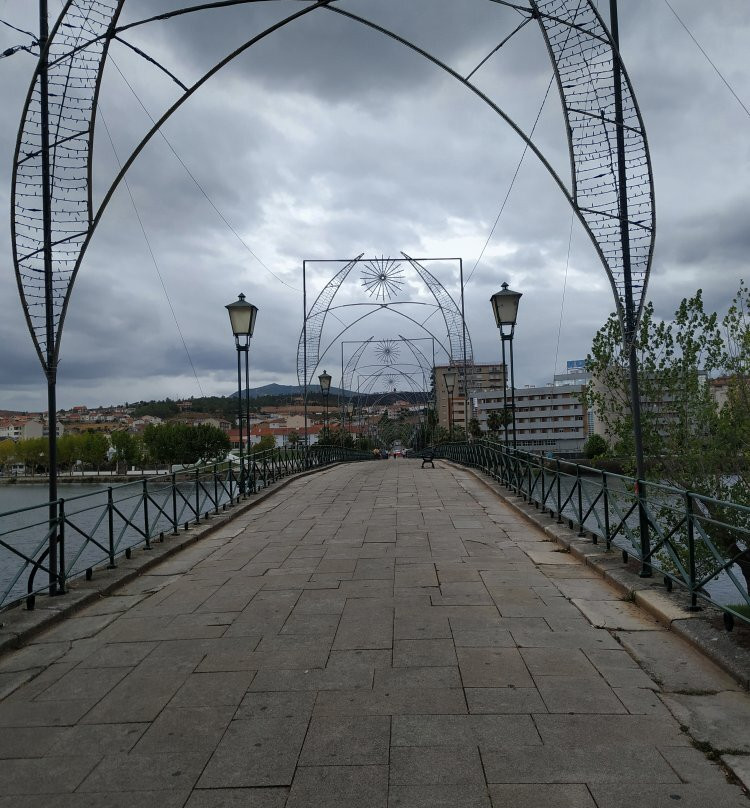Ponte Românica (ponte Velha)景点图片