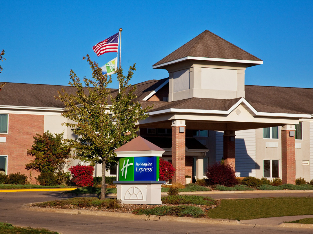 佩拉快捷假日酒店主图