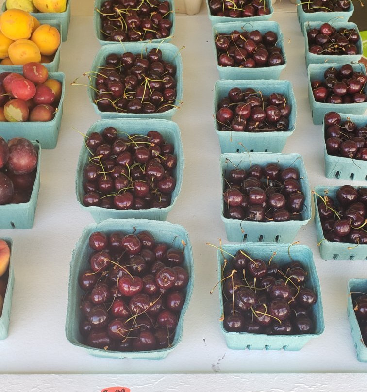 Mariposa Fruit Stand景点图片