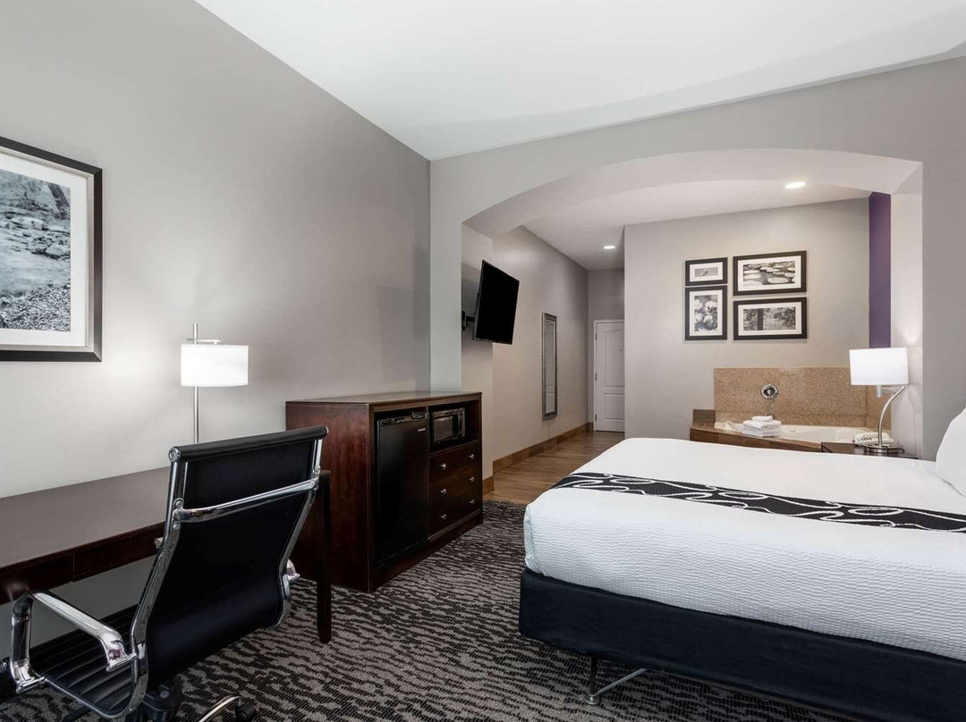 亨茨维尔机场麦迪逊拉昆塔温德姆套房酒店主图