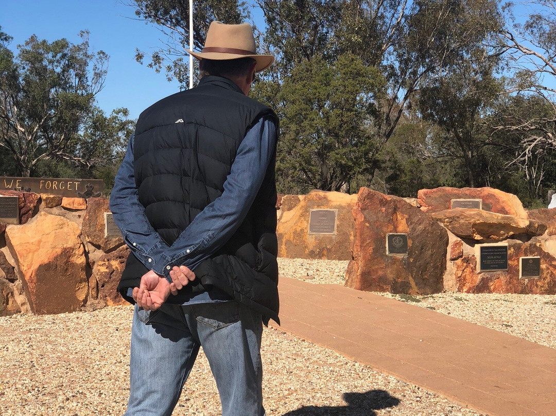 Sheepyard & Community War Memorial-Lightning Ridge必去景点