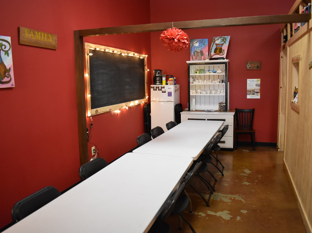 Bisque Barn Pottery Paint Studio-Avon必去景点