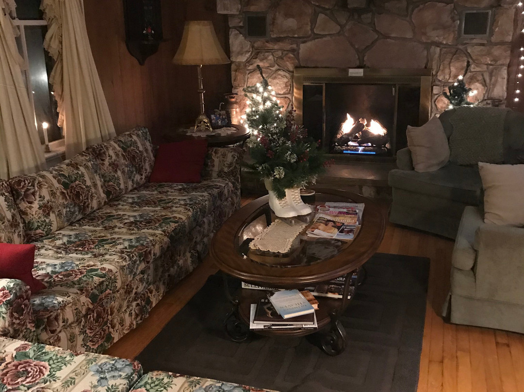 Twin Spruce Tourist Home Bed And Breakfast主图