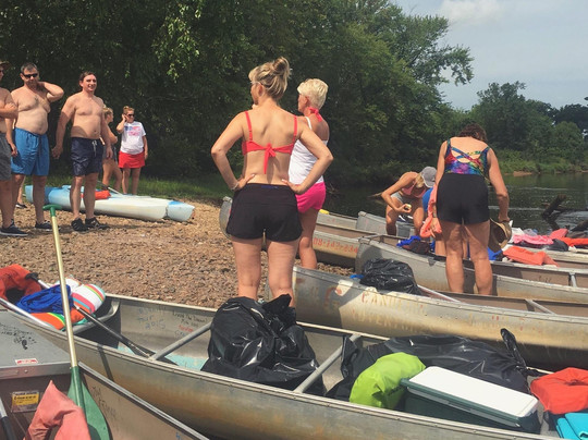 Wild Wisco Waters Canoe & Kayak Outfitters-威斯康星峡谷必去景点