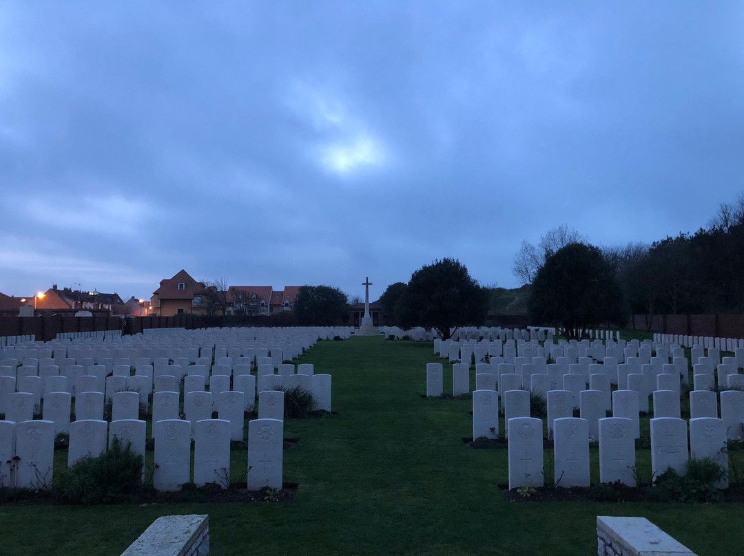 Les Baraques Military Cemetery景点图片