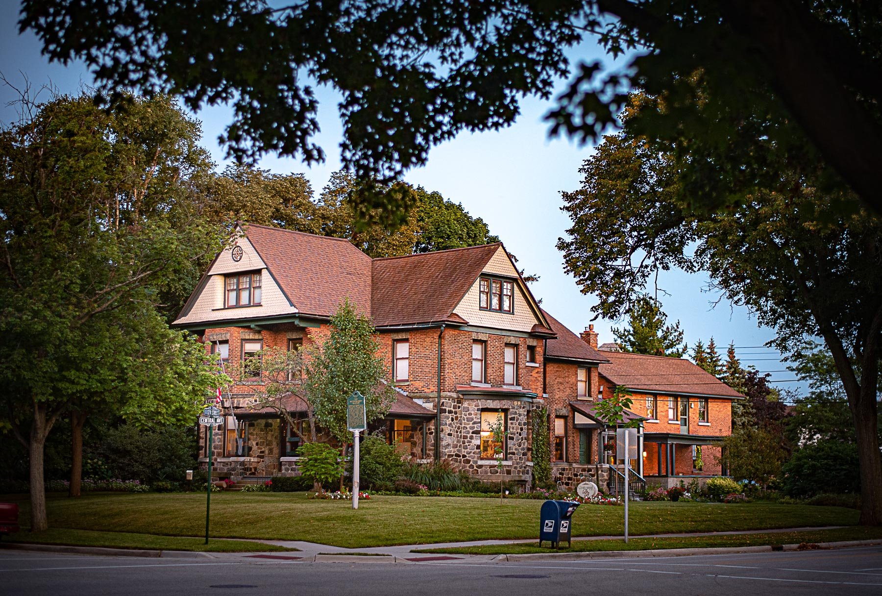 Centennial Inn-官方