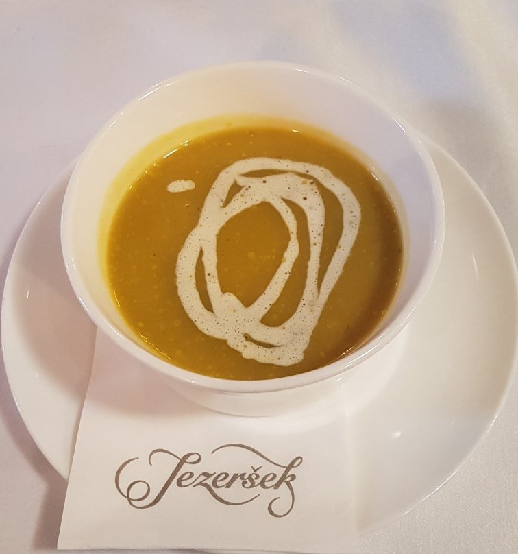 Dvor Jezersek Brnik Hotel主图