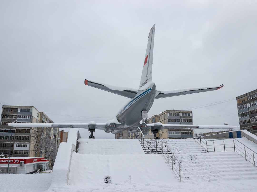 Monument to Airplane TU-104A景点图片