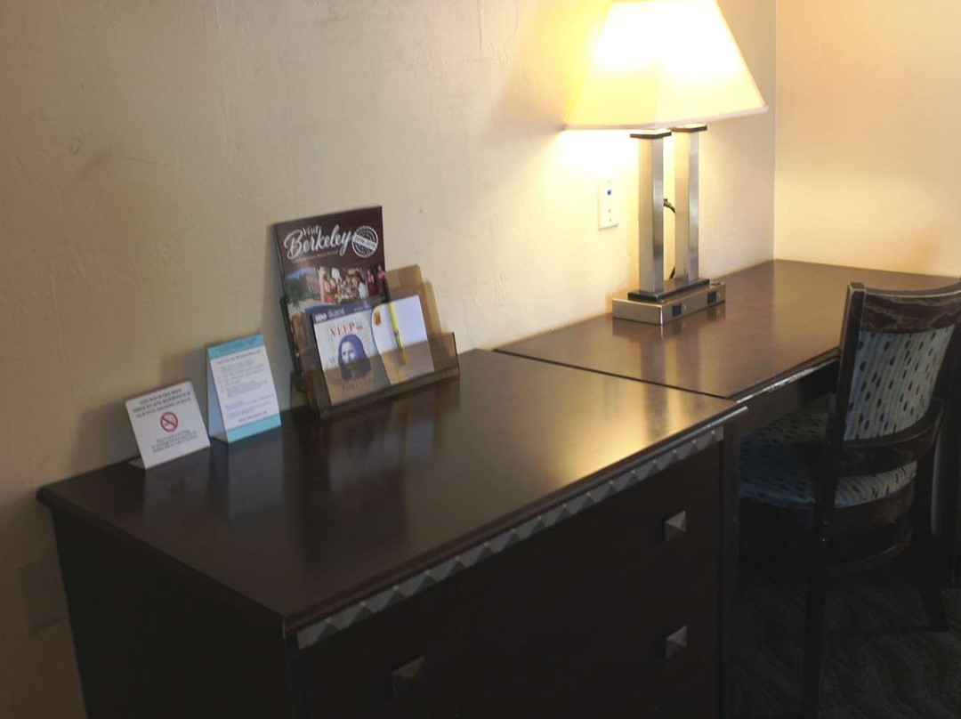 伯克利速8酒店主图