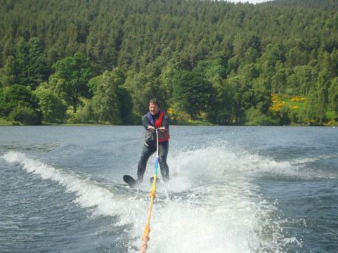 Tesla Hire Aberdeen-阿伯丁必去景点