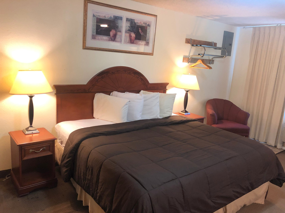 Ozark Inn & Suites主图