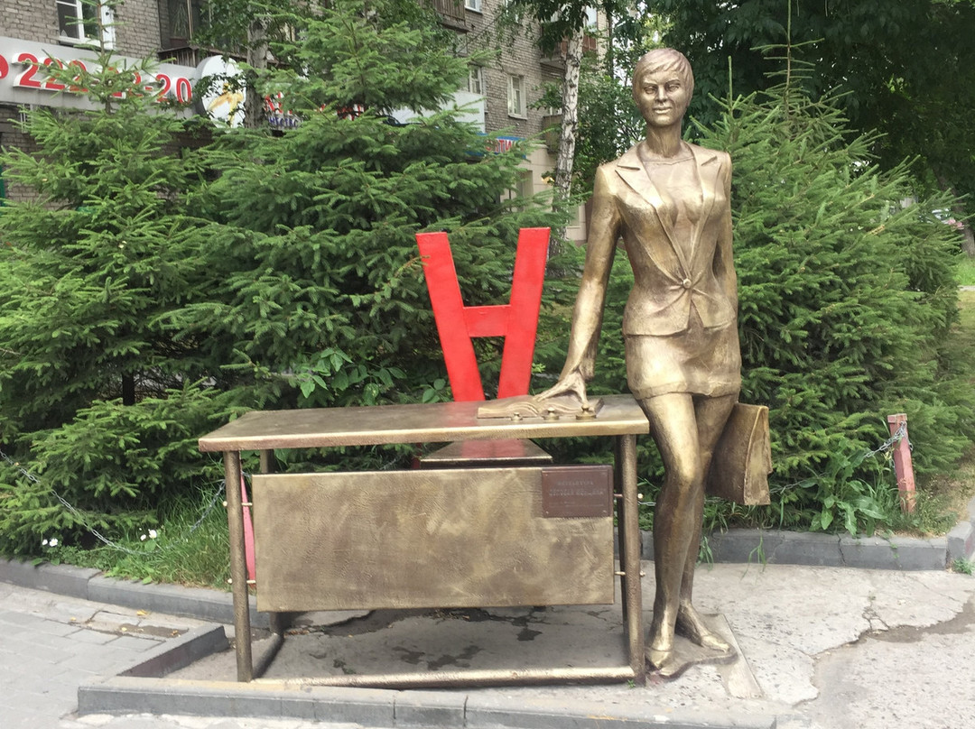 Sculpture Business Woman-新西伯利亚必去景点