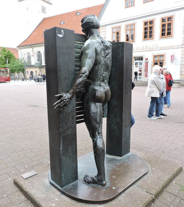 Skulptur "Homme passant la porte"景点图片
