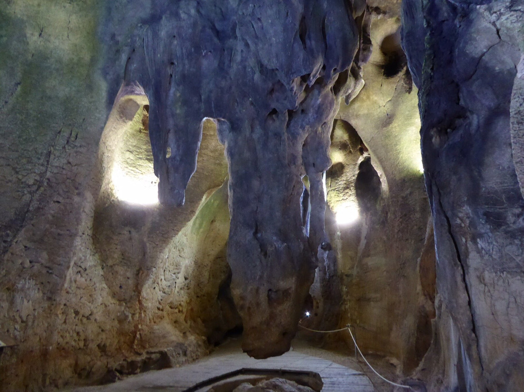 Prehistoric Cave Cueva de las Calaveras景点图片