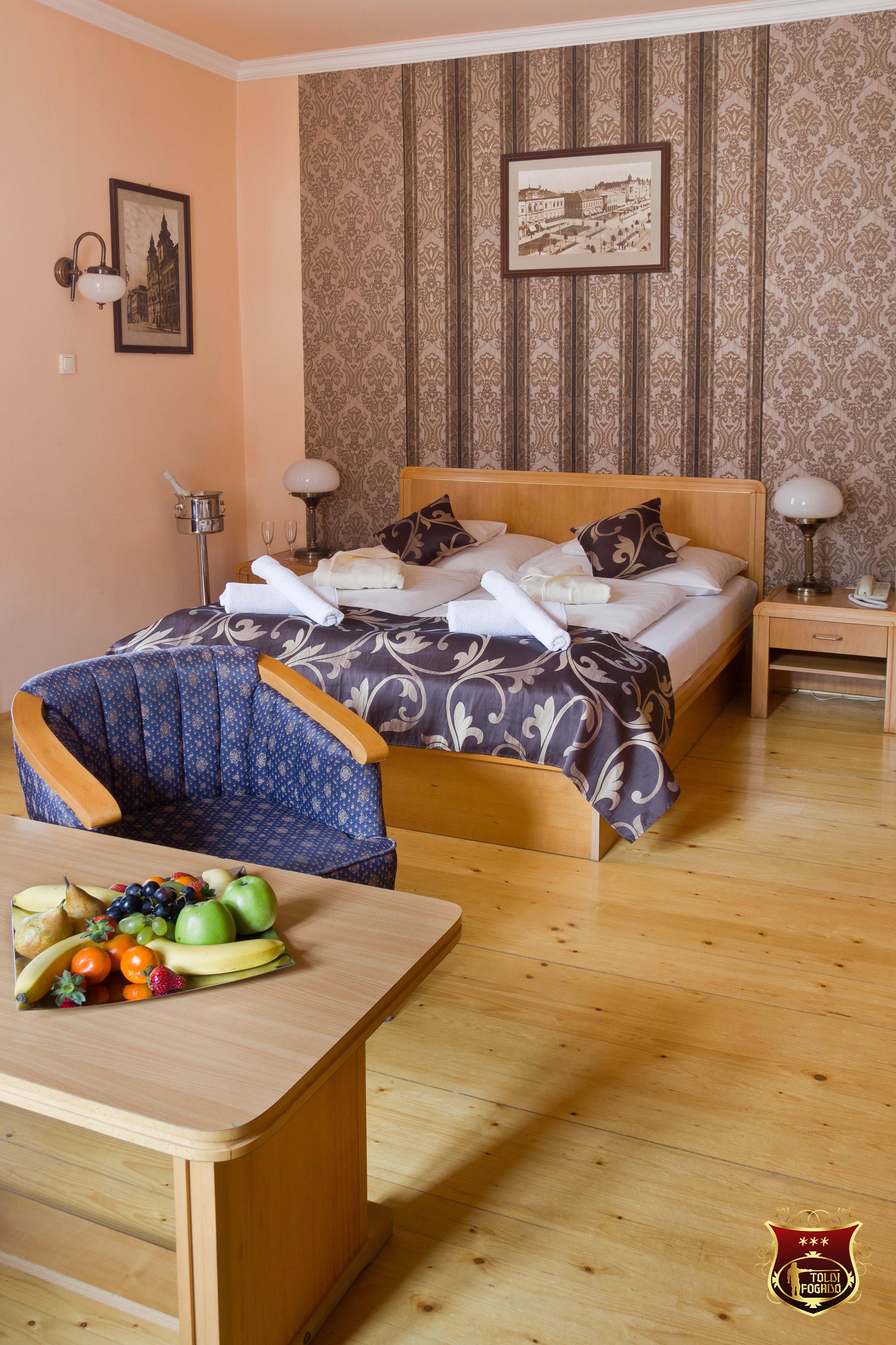 Toldi Fogadó-portrait