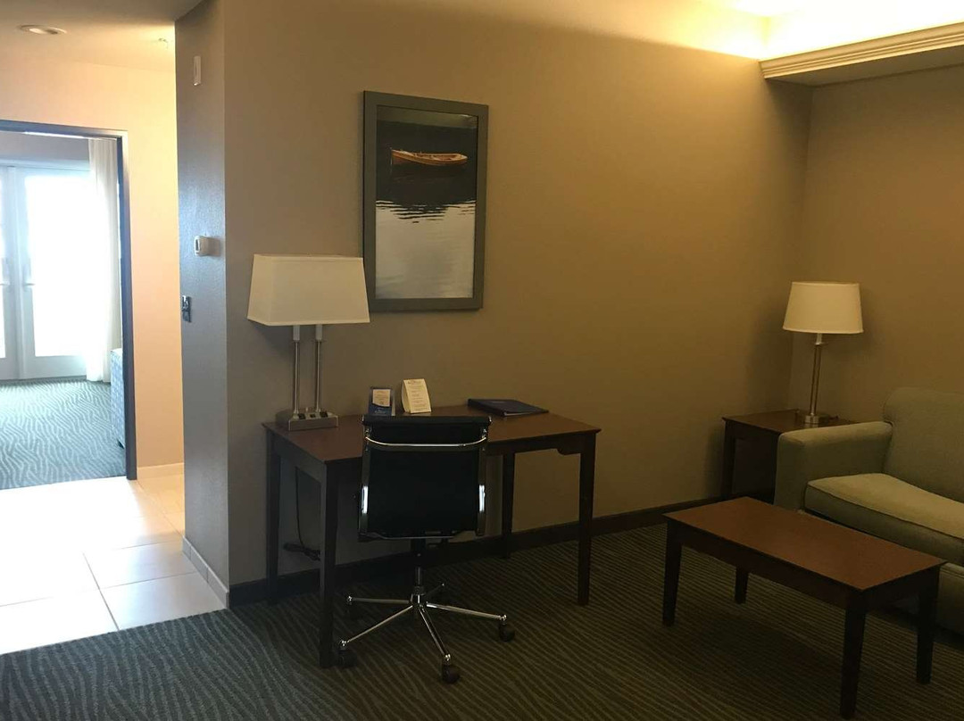 Off Shore Inn & Suites主图