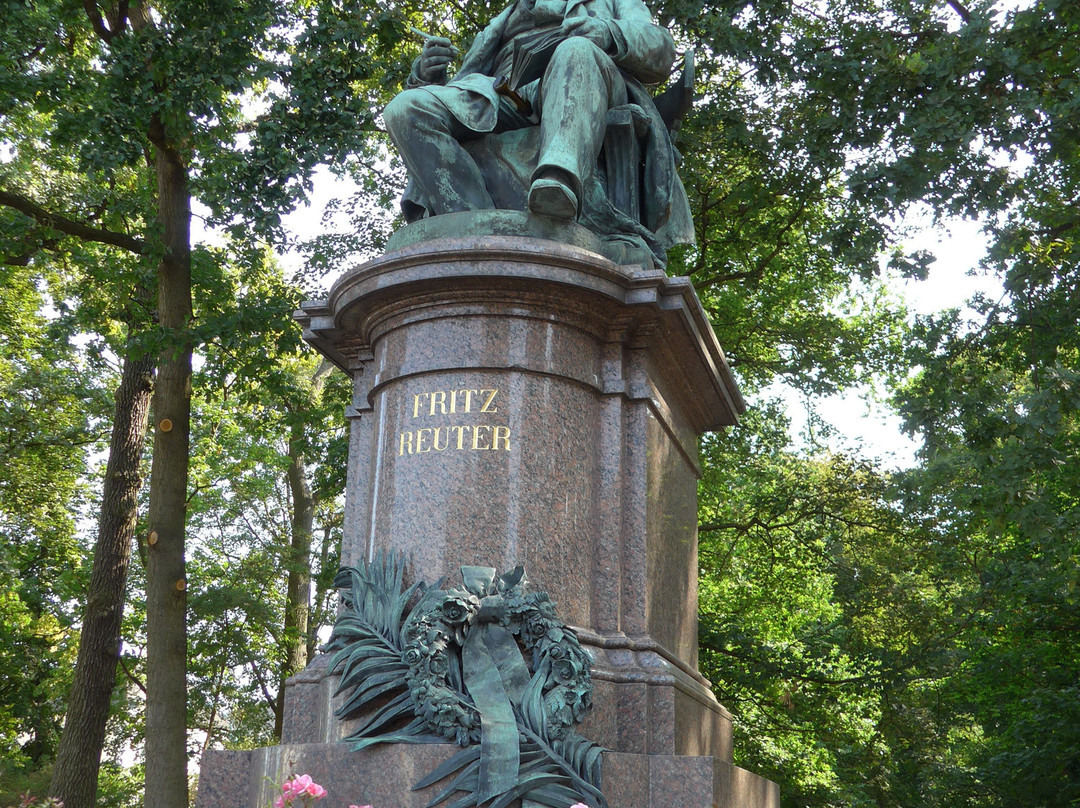 Fritz Reuter-Denkmal & Mudder-Schulten-Brunnen景点图片