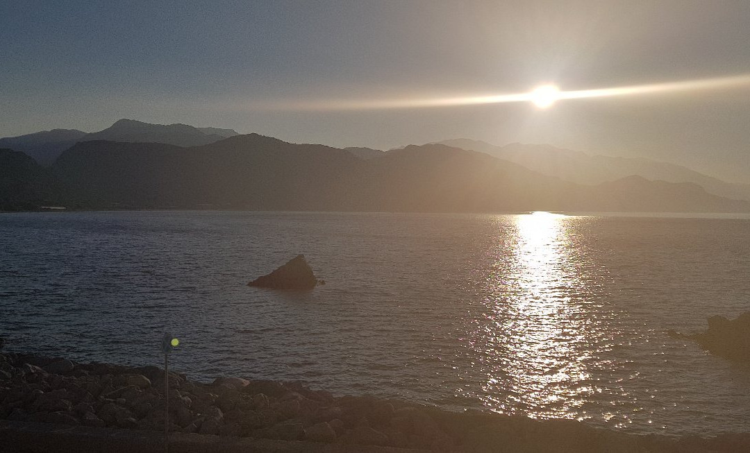 岩石之上酒店主图