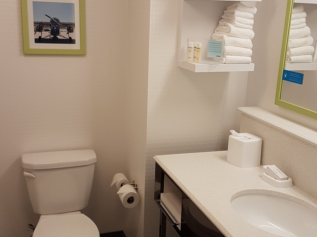 Hampton Inn & Suites By Hilton Burlington主图