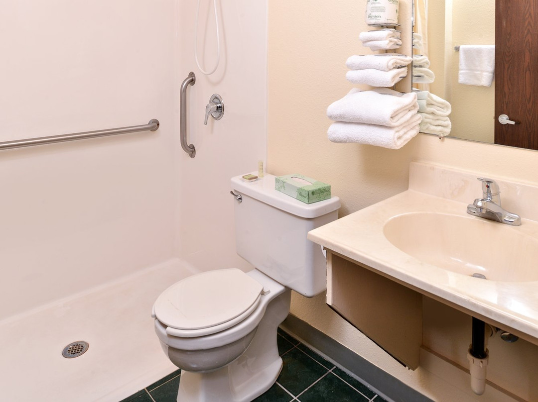 Love Hotels Staples by OYO at HWY 10 MN主图