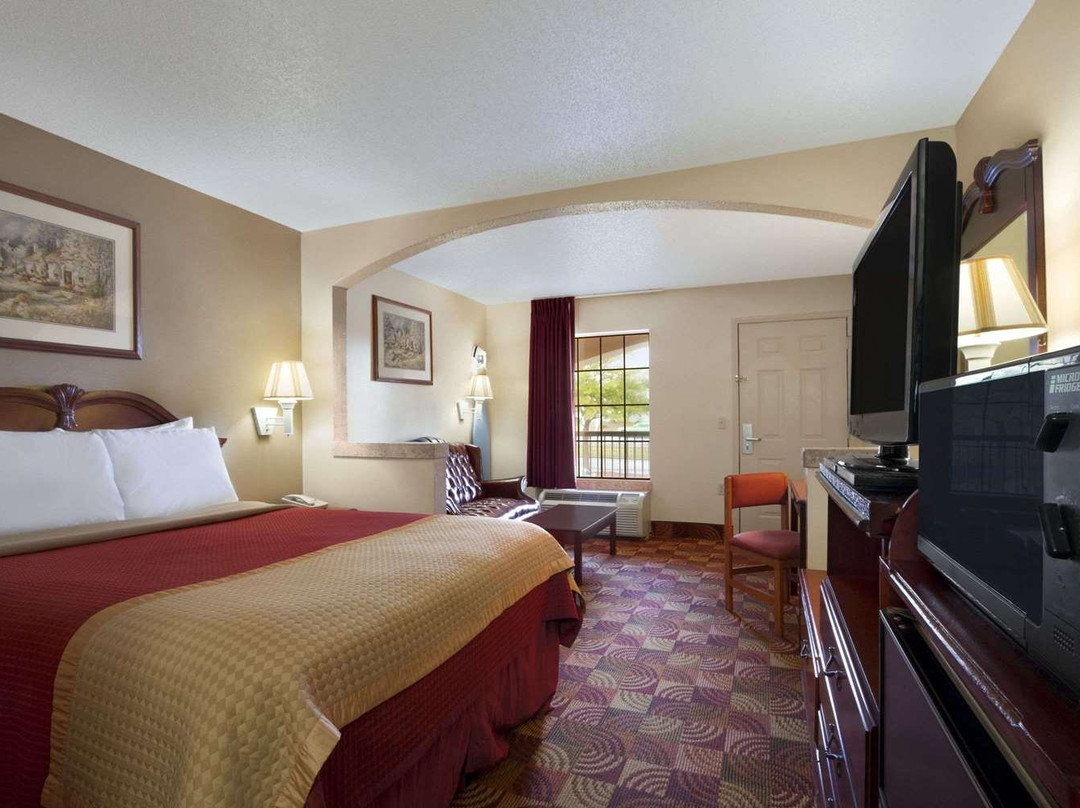 Days Inn & Suites by Wyndham Tuscaloosa - Univ. Of Alabama主图