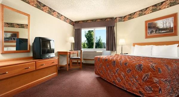 Fossil Creek Hotel & Suites I-70主图