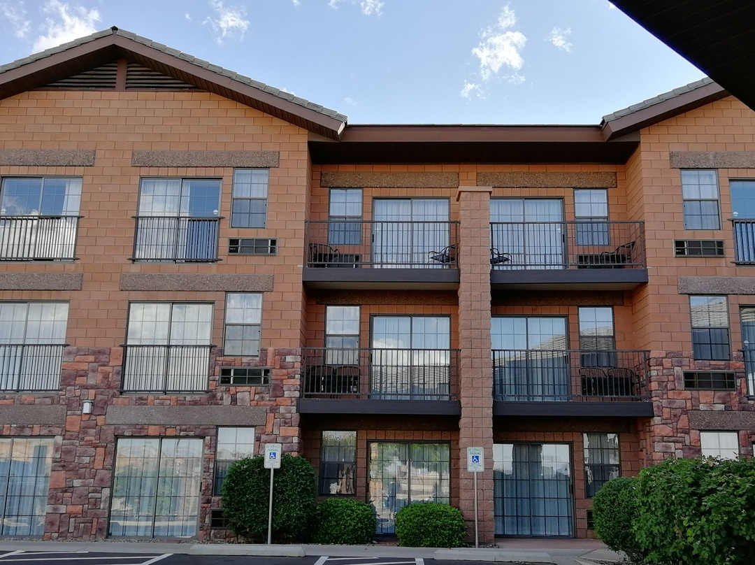 佩吉/鲍威尔湖戴斯套房酒店主图