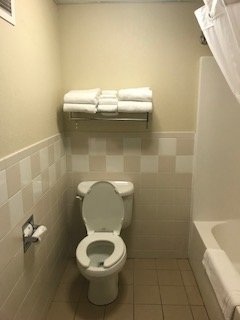 AmericInn by Wyndham Kewanee-浴室