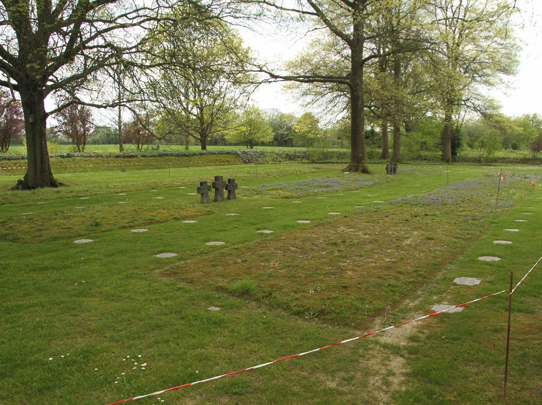 German War Cemetery Marigny景点图片