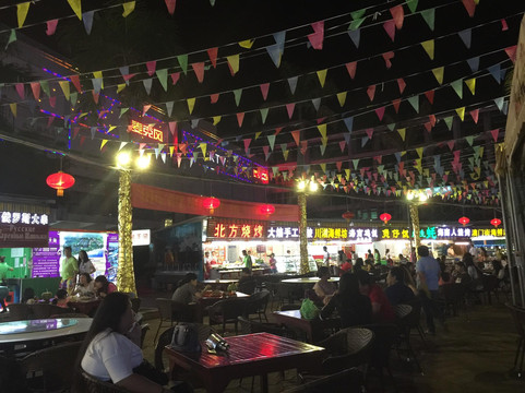 夏日美食广场-三亚市必去景点