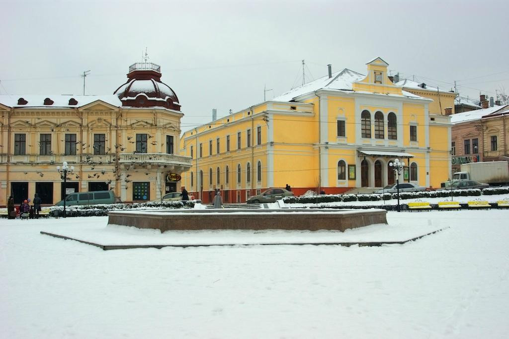 Filarmonii Square-Chernivtsi必去景点