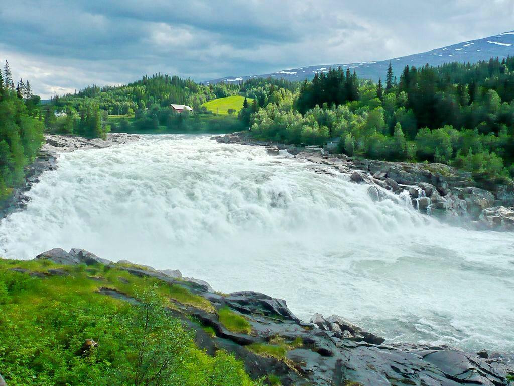 Laksforsen Waterfall景点图片