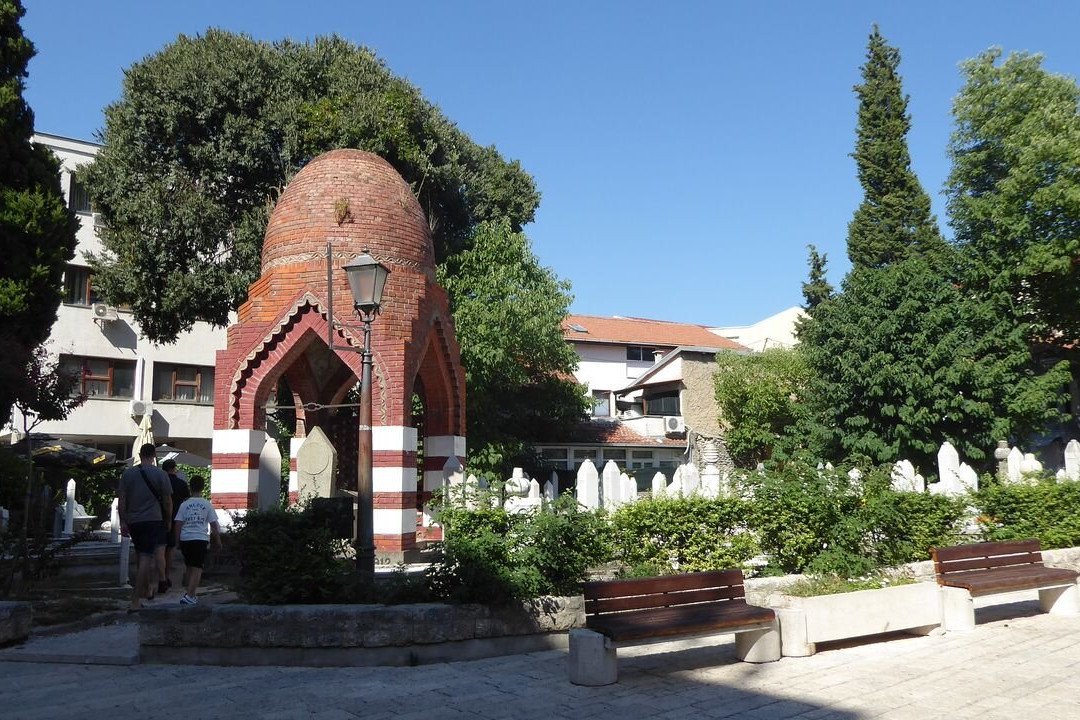 Mausoleum of Osman Dikić景点图片