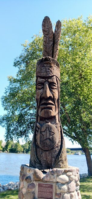 Chief Standing Proud Statue景点图片