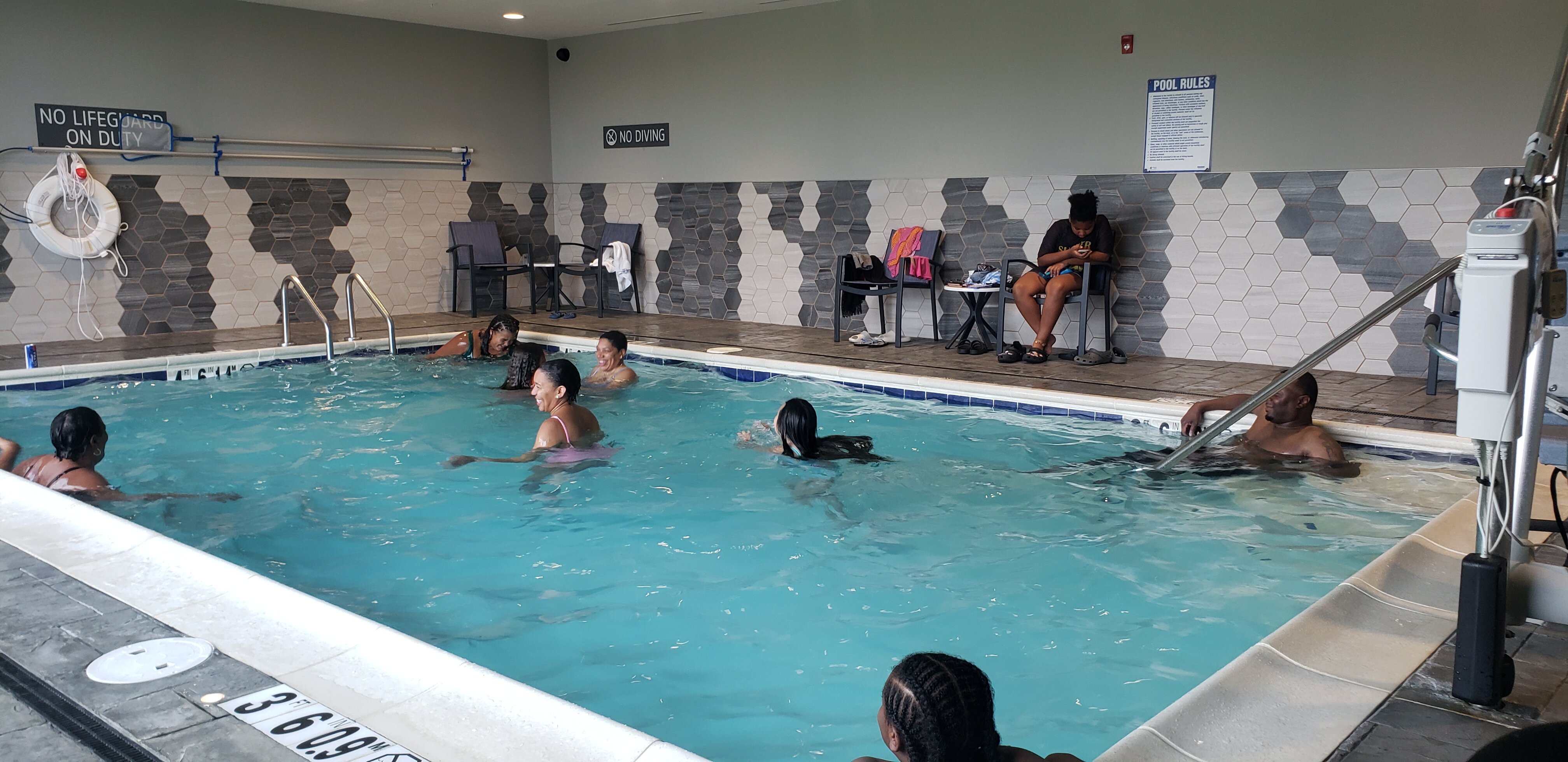 La Quinta Inn & Suites by Wyndham Bardstown-泳池