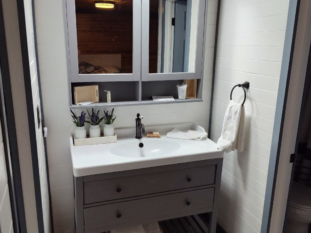 The Whispering Elms Motel主图