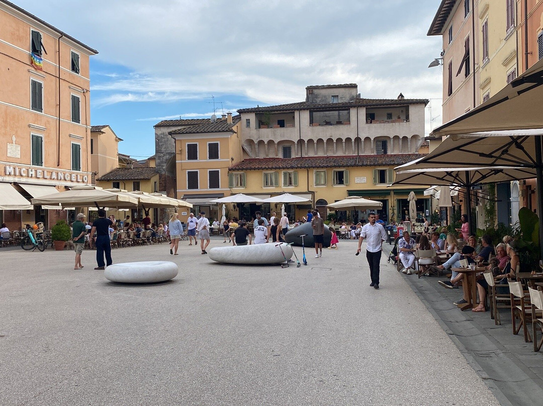 PIAZZA STATUTO-彼得拉桑塔必去景点