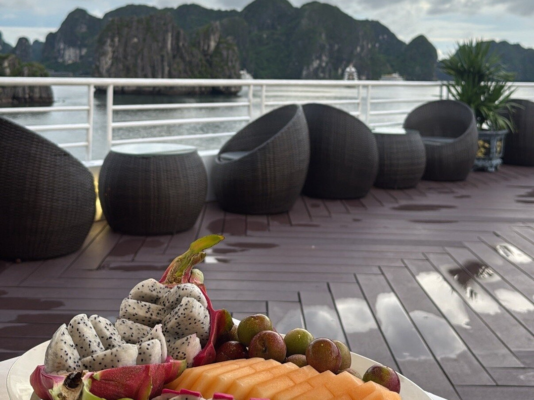 Catherine Cruises-下龙湾必去景点