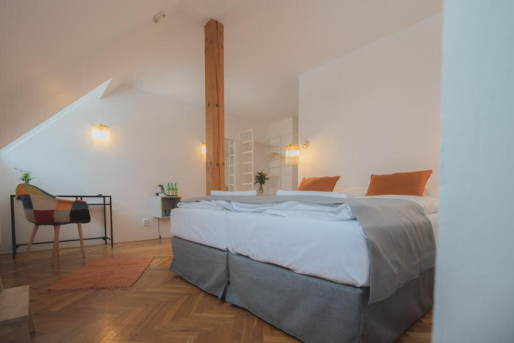 Hotel a restaurace Petřín主图
