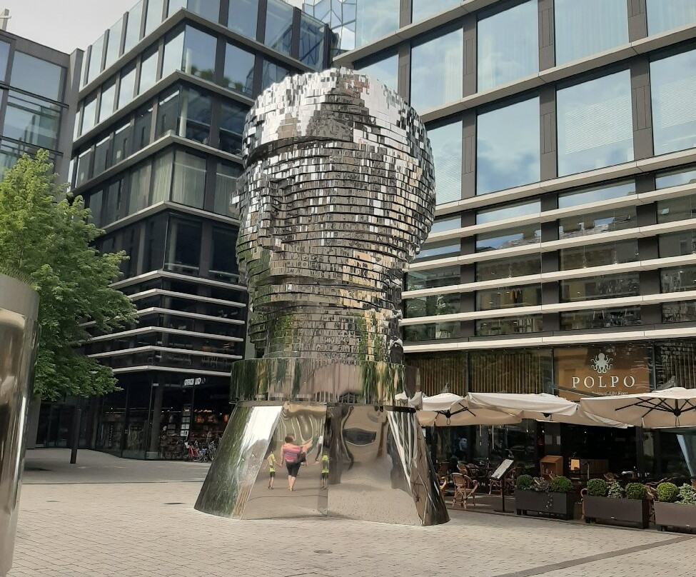 卡夫卡雕像-布拉格必去景点