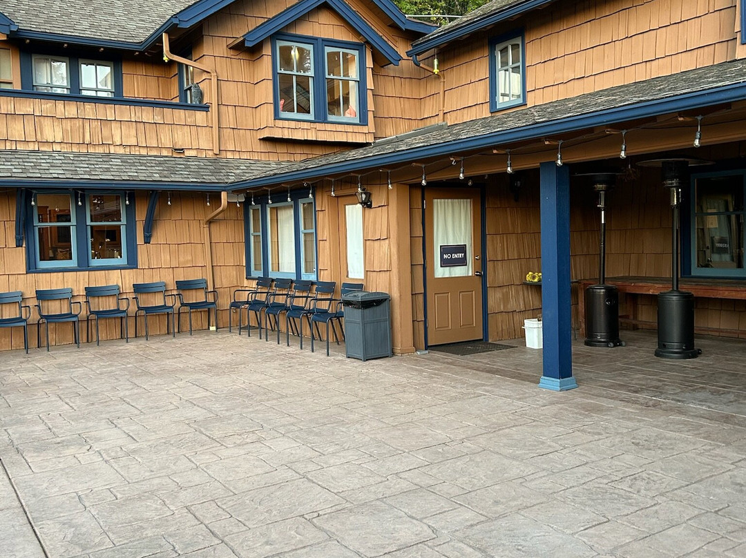 Mount Tom House主图