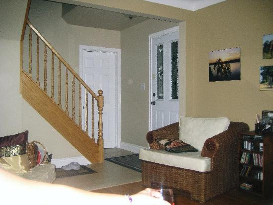 Beside The Winery主图