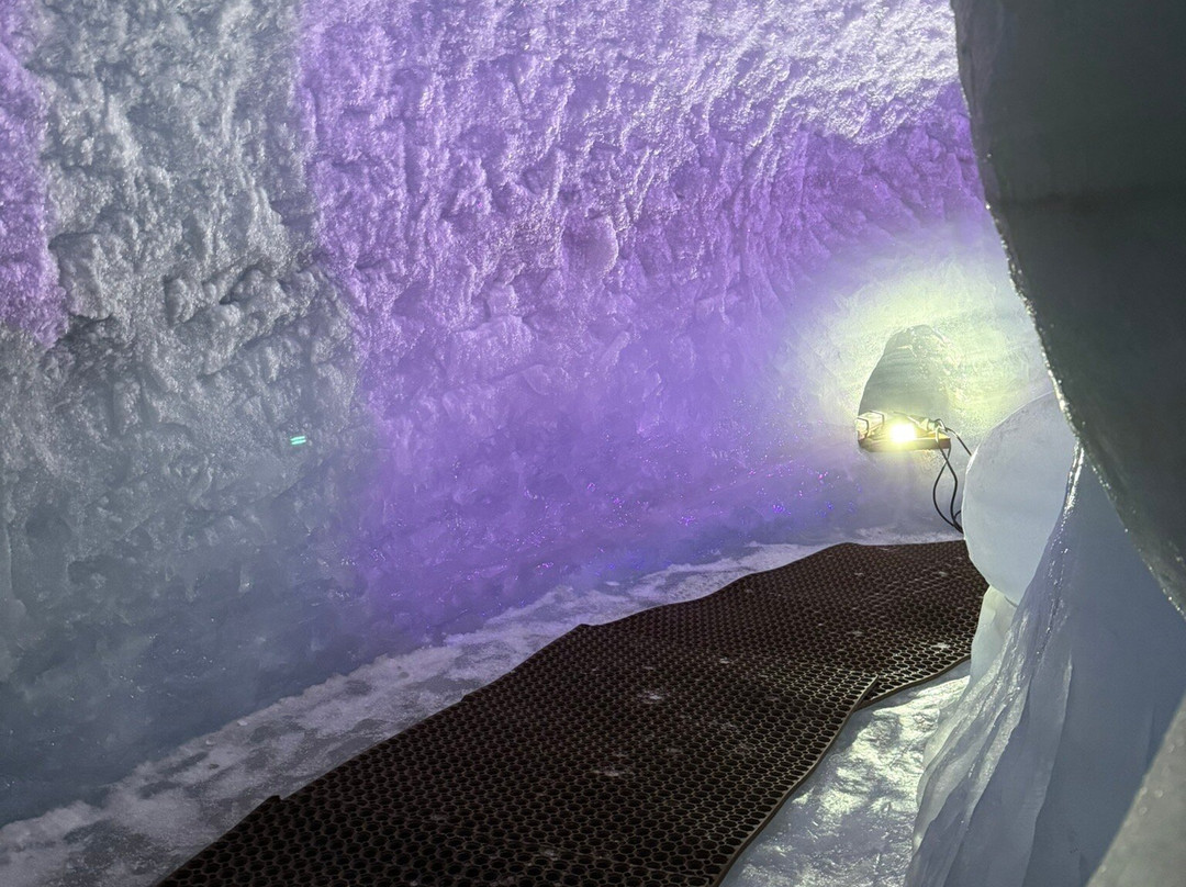 Glacier Cave-莱德萨阿尔卑斯必去景点