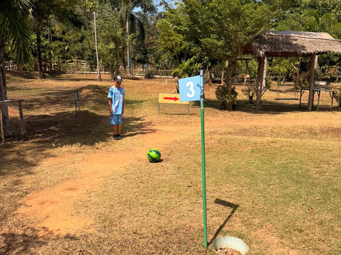 普吉岛疯狂足球高尔夫-芭东海滩必去景点