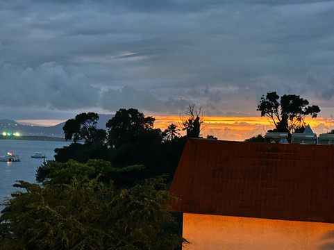 Leos Banana Bar & Restaurant