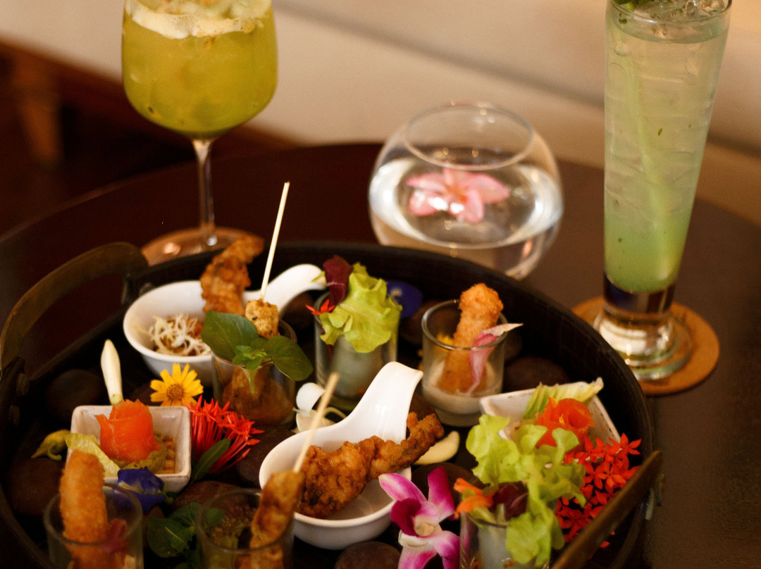 Road 6, Bar & Lounge